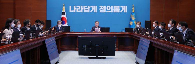 문재인 대통령이 10일 오후 청와대에서 열린 수석·보좌관 회의에서 발언하고 있다. 왼쪽부터 김외숙 인사수석, 강기정 정무수석, 하동수 국토교통비서관, 이호승 경제수석, 김상조 정책실장, 노영민 대통령 비서실장, 문 대통령, 서훈 국가안보실장, 윤도한 국민소통수석, 여현호 국정홍보비서관, 김거성 시민사회수석, 황덕순 일자리수석. [연합]