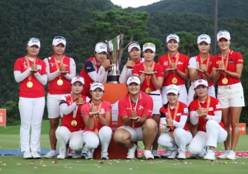 6회째 대회에서 금메달과 우승 트로피를 차지한 KLPGA팀.