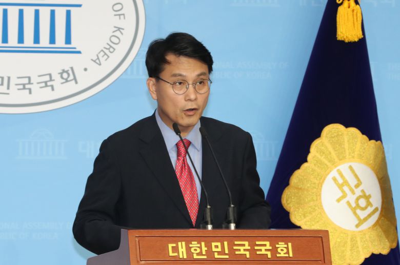 윤상현 무소속 의원이 8일 오후 서울 여의도 국회 소통관에서 일제 강제징용 피해자 지원 법안 대표발의 기자회견을 하고 있다. [연합]