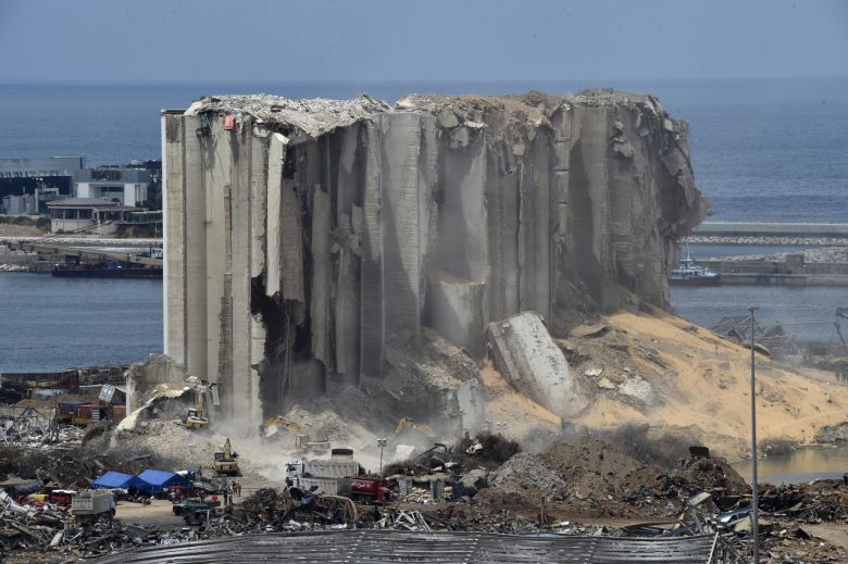 베이루트 폭발 참사의 사망자는 계속 늘고 있다. 보건부에 따르면 이번 폭발로 인한 사망자가 최소 158명이고 부상자가 6000명이 넘는다. [EPA]