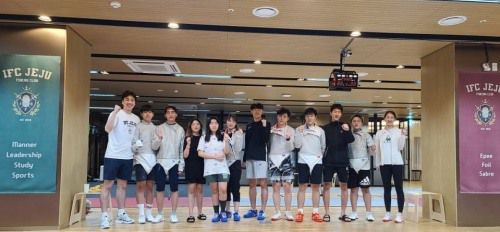 제주신화월드 내에 위치한 전용구장에서 파이팅을 외치고 있는 IFC제주의 주요선수들. [사진=IFC제주]