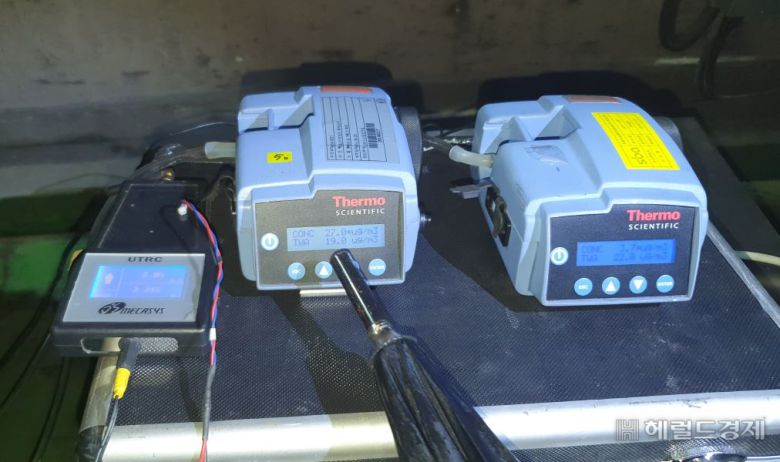 열차가 들어오자 열차풍에 의해 내부의 공기가 밖으로 나가는 과정에서 나타난 미세먼지 농도 측정기에 역사내 미세먼지가 27.6&micro;g/m3에서 3.7&micro;g/m3로 감소한 것을 나타내고 있다. [이진용 기자/jycafe@heraldcorp.com]