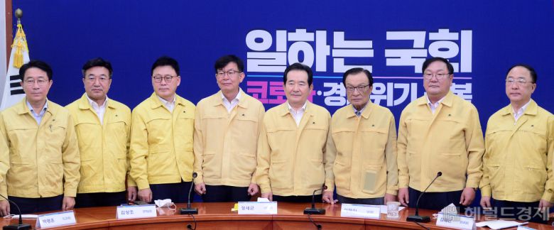 [헤럴드경제=이상섭 기자] 12일 서울 여의도 국회에서 열린 재난지원금 현실화 수준과 4차 추경 편성 등에 관한 고위당정협의회에서 이해찬 더불어민주당 대표, 정세균 국무총리, 김태년 더불어민주당 원내대표등 참석자들이 기념사진을 찍고 있다. babtong@heraldcorp.com