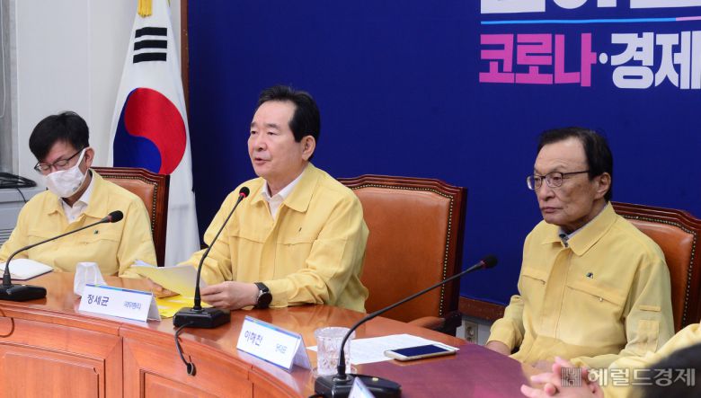 [헤럴드경제=이상섭 기자] 정세균 국무총리가 12일 서울 여의도 국회에서 열린 고위당정협의회에서 재난지원금 현실화 수준과 4차 추경 편성 등에 관해 발언하고 있다. babtong@heraldcorp.com