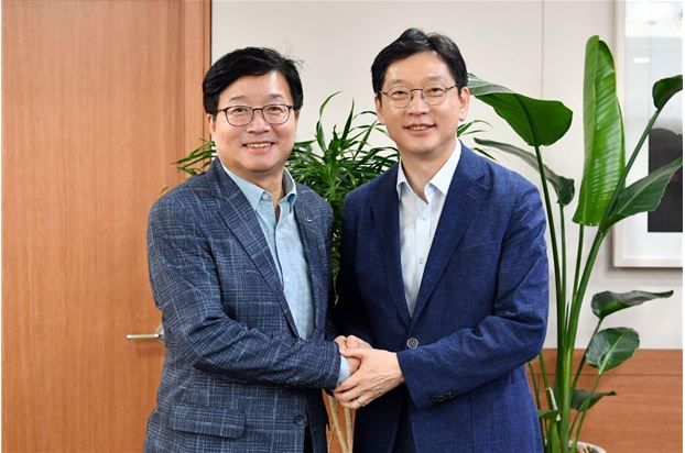 김경수 경남지사와 지사실에서 손을 맞잡고 있는 염태영 후보.