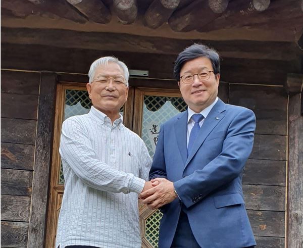 송기인 신부 자택인 경남 밀양에서.