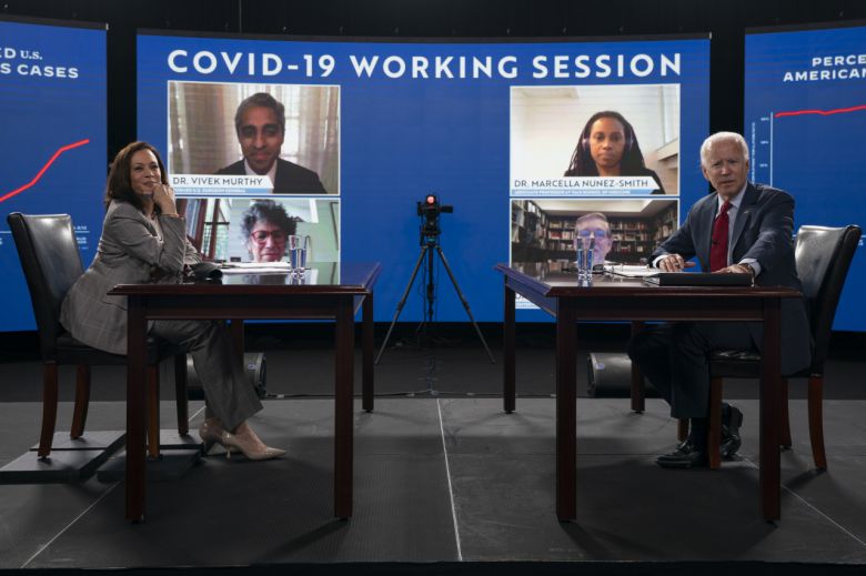 미국 민주당 대선 후보 조 바이든(왼쪽) 전 부통령이 13일(현지시간) 러닝메이트로 지명한 카멀라 해리스 상원의원과 함께 공개 브리핑에 참석해 공중보건 전문가들과 미국 내 신종 코로나바이러스 감염증(코로나19) 확산 현황 및 대책에 대해 논의하고 있다. [AP]