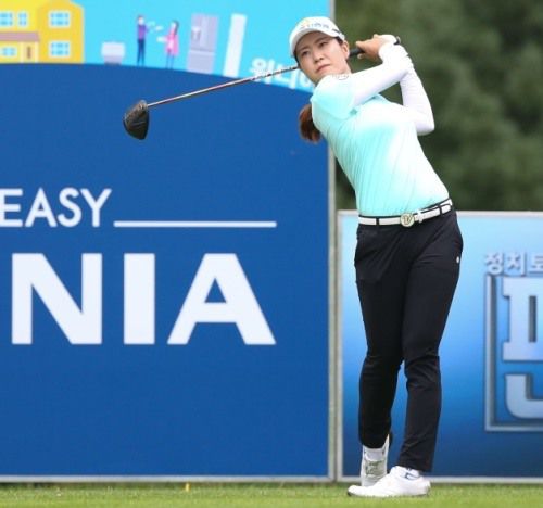 박민지가 2번 홀 티샷을 하고 있다. 이 홀에서 첫 버디를 잡았다. [사진=KLPGA]