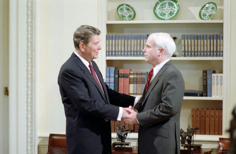 로널드 레이건(왼쪽) 전 미국 대통령과 존 매케인 전 상원의원. [레이건 전 대통령 도서관]