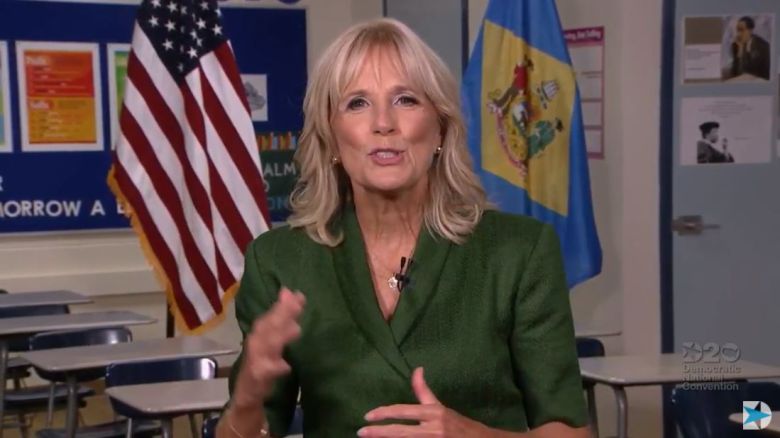 미국 민주당 대선 후보로 공식 선출된 조 바이든 전 부통령의 부인 질 바이든 여사가 18일(현지시간) 열린 민주당 전당대회 마지막 연사로 나서 발언하고 있다. [美 민주당 전대 중계방송 캡쳐]