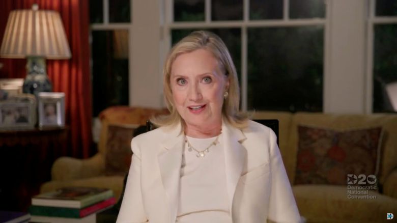 힐러리 클린턴 전 미국 국무장관이 19일(현지시간) 열린 민주당 전당대회 셋째날 지지연사로 나서 조 바이든 전 부통령의 대선 승리를 위해 지지자들이 적극적으로 투표할 것을 독려했다. [로이터]