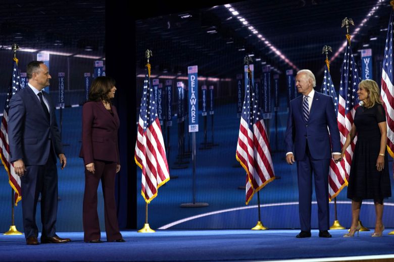 미국 민주당 전당대회 셋째 날 일정이 열린 19일(현지시간) 민주당 부통령 후보로 공식 선출된 카멀라 해리스(왼쪽 두 번째)와 남편 더글러스 엠호프 변호사를 축하하기 위해 대통령 후보 조 바이든(오른쪽 두 번째) 전 부통령과 부인 질 바이든 여사가 연단에 오르고 있다. [AP]