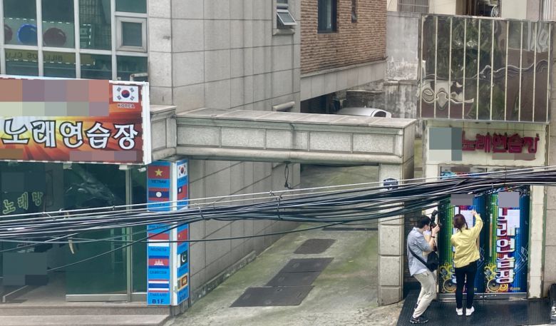 지난 20일 서울 성동구 일대 노래방에 사회적 거리두기 단계 격상에 따라 영업 중단 공문을 붙이고 있다. [독자제공]