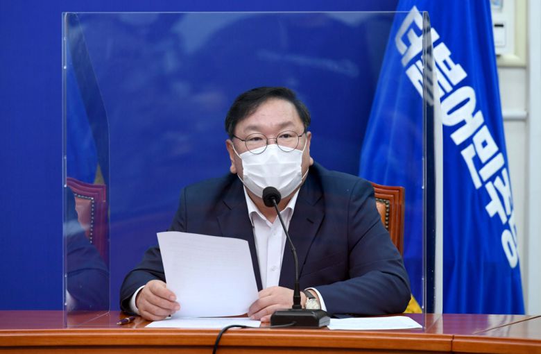 김태년 더불어민주당 원내대표 가 21일 오전 서울 여의도 국회 당대표회의실에서 좌석에 칸막이가 설치된 가운데 열린 최고위원회의에서 발언하고 있다. [연합]