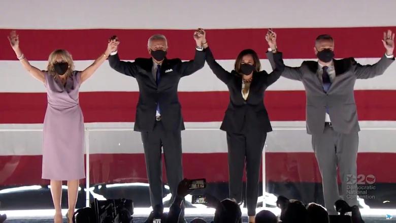 20일(현지시간) 열린 민주당 전당대회에서 민주당 대선 후보 수락 연설을 한 조 바이든(왼쪽 두 번째) 전 부통령 부부가 러닝메이트 카멀라 해리스(왼쪽 세 번째) 상원의원 부부와 함께 포즈를 취하고 있다. [로이터]
