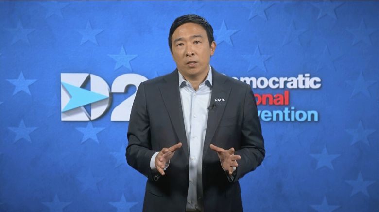 대선 경선 후보 당시 ‘전 국민 기본 소득’ 정책으로 주목받았던 앤드루 양이 20일(현지시간) 열린 민주당 전당대회에 연사로 출연해 바이든 전 부통령에 대한 지지를 호소했다. [美 민주당 전당대회 중계 화면 캡쳐]