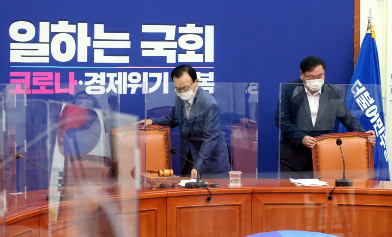 더불어민주당 이해찬 대표와 김태년 원내대표가 21일 오전 서울 여의도 국회에서 열린 최고위원회의에 참석하고 있다. 민주당은 회의실에 감염 차단용 칸막이를 설치했다. [연합]