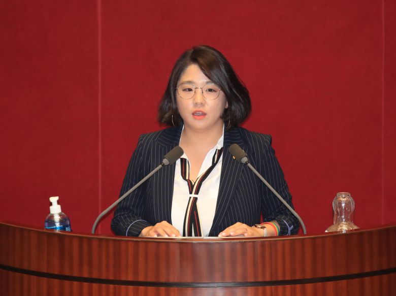 용혜인 기본소득당 의원이 4일 오후 국회 본회의에서 토론하고 있다. [연합]