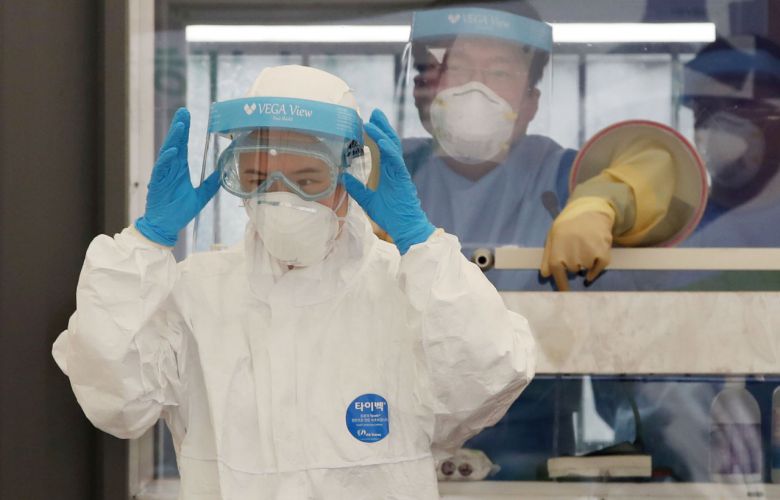 22일 오전 성북구청 앞 바람마당에 설치된 코로나19 선별진료소에서 의료진이 분주히 움직이고 있다. [연합]