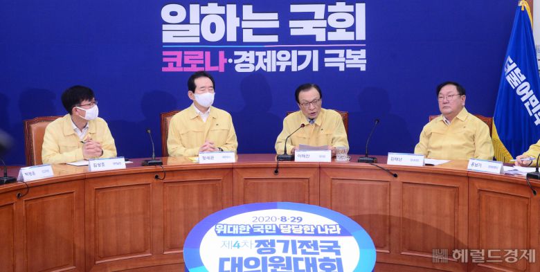 정세균 국무총리, 이해찬 더불어민주당 대표, 김상조 청와대 정책실장 등이 참석한 지난 12일 고위 당정청 협의회. 이상섭 기자/babtong@heraldcorp.com