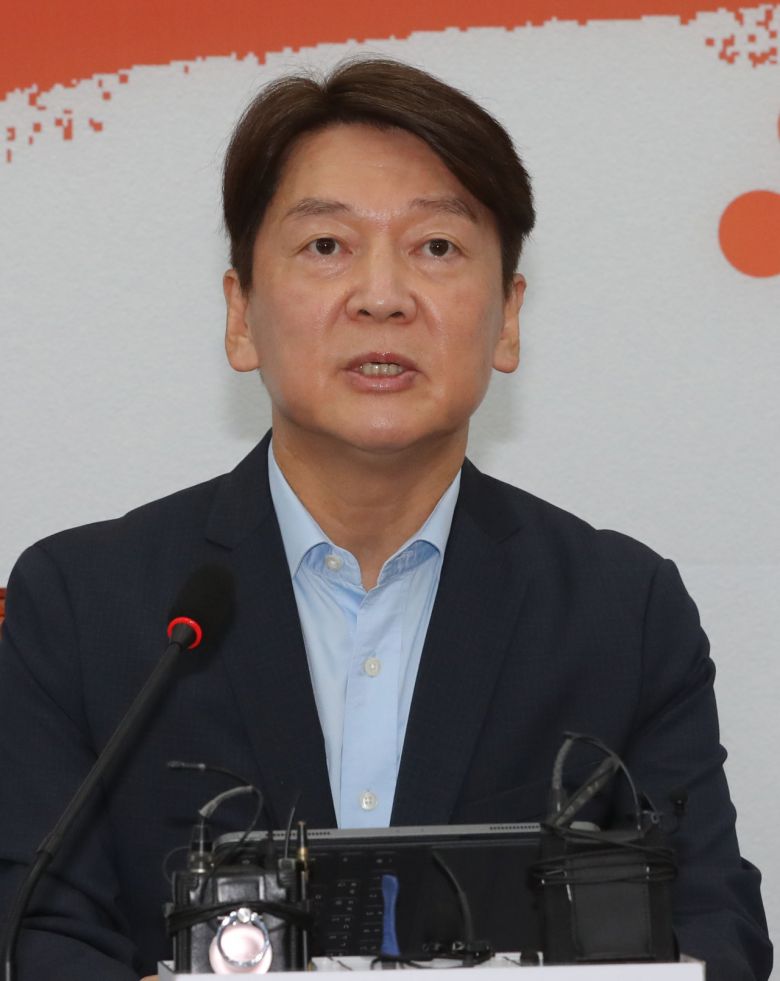 안철수 국민의당 대표가 24일 오전 서울 여의도 국회에서 열린 최고위원회의에서 발언하고 있다. [연합]