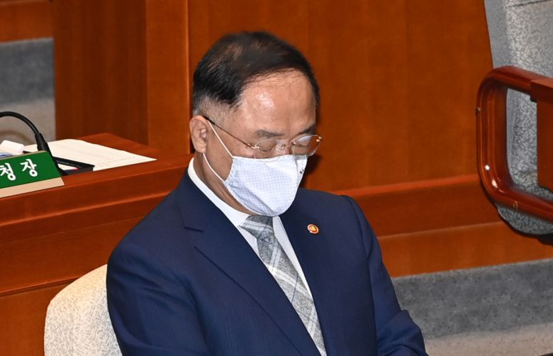 24일 오전 국회에서 열린 예산결산특별위원회 전체회의에서 홍남기 경제부총리가 생각에 잠겨 있다. [연합]