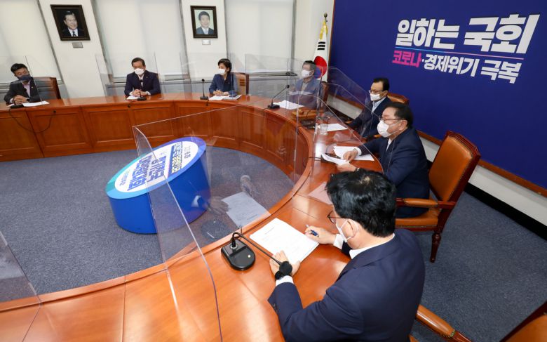 24일 오전 국회에서 열린 더불어민주당 최고위원회의에서 신종 코로나바이러스 감염증(코로나19) 확산에 따른 '사회적 거리두기' 2단계로 인해 각 자리마다 투명 아크릴이 설치돼 있다. [연합]