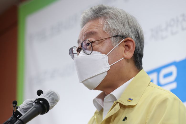 이재명 경기지사가 14일 오후 경기 수원시 경기도청 브리핑룸에서 기자회견을 열고 도내 모든 종교시설에 대해 2주간 집합제한 행정명령을 내리는 내용에 대해 밝히고 있다. [연합]