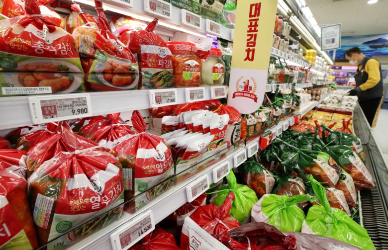 서울 한 대형마트의 포장김치 매대 모습. [사진=연합뉴스]