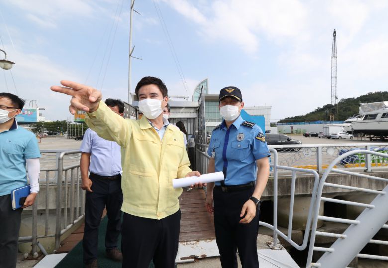 서철모 화성시장과 이상인 평택해양 경찰서장은 전곡항과 마리나시설 현장점검을 실시했다. [화성시 제공]