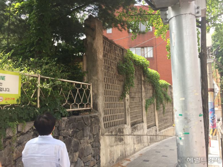 지난 25일 강북구 관계자가 태풍 바비 북상에 따라 옹벽 등 재난취약지역에 대해 긴급 사전점검을 실시하고 있다. [강북구 제공]