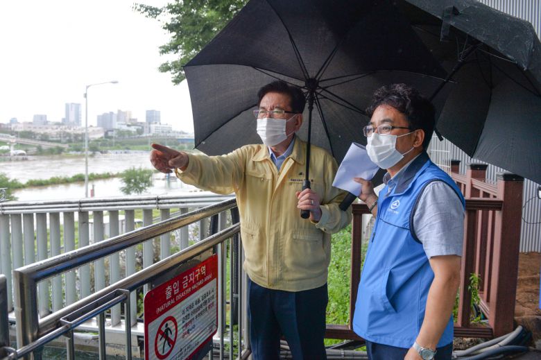 지난 11일 유덕열 동대문구청장이 집중호우로 수위가 높아진 중랑천을 점검하고 있다. [동대문구 제공]