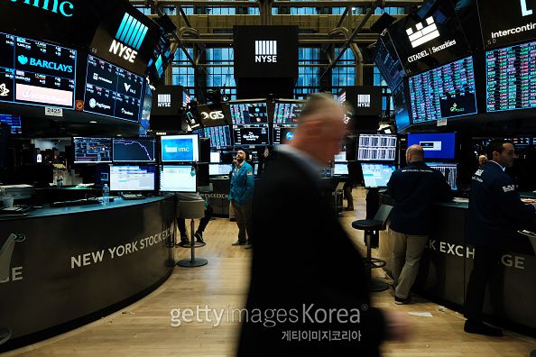 25일(현지시간) 뉴욕증시에서 다우 지수는 전장보다 60.02포인트(-0.21%) 떨어진 2만 8248.44에 장을 마쳤다. 대형주 위주의 S&P500 지수는 12.34포인트(0.36%) 올라 3443.62를 기록했다. 기술주 중심의 나스닥은 86.75포인트(0.76%) 뛴 1만 1466.47에 거래를 마감했다.