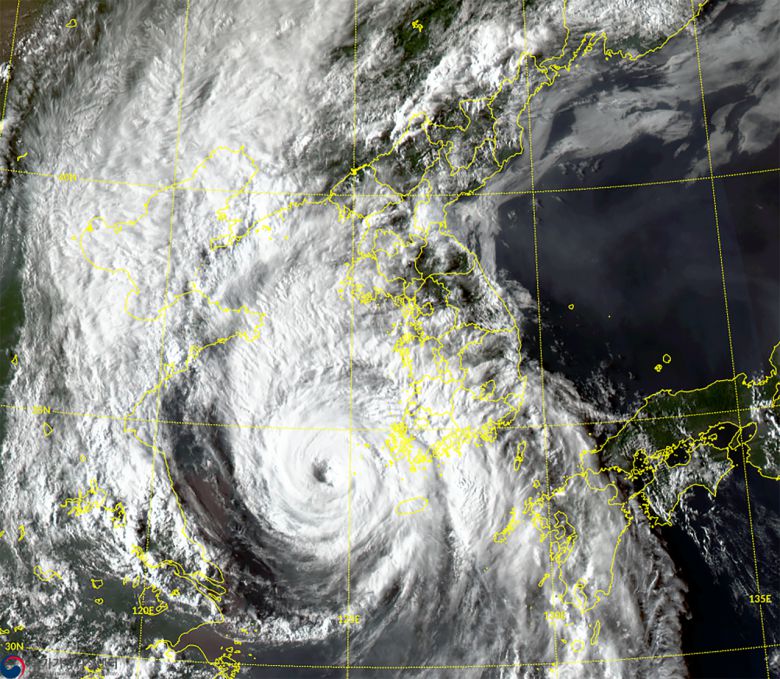 26일 오후 천리안 2A 위성이 찍은 제8호 태풍 '바비'의 모습. 바비는 제주를 강타한 뒤 서해를 따라 북상하고 있다. [국가기상위성센터 제공=연합]
