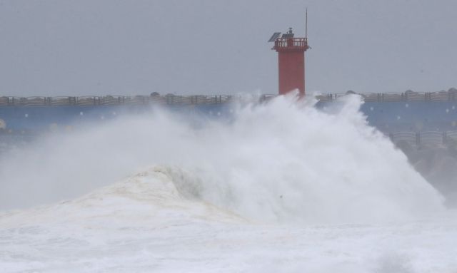 제주도가 제8호 태풍 ‘바비’의 직접 영향권에 들어간 26일 오전 제주 서귀포시 대정읍 모슬포항 방파제에 강한 파도가 몰아치고 있다. [연합]