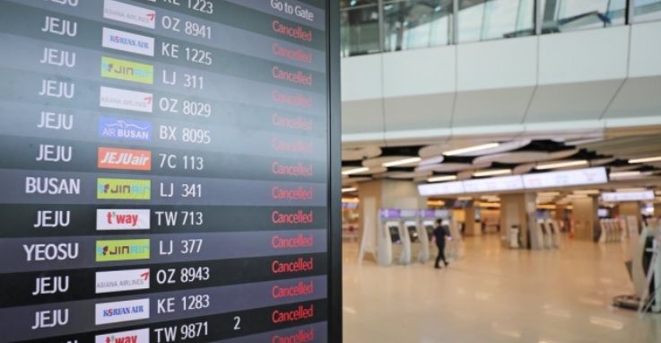 제8호 태풍 '바비'가 한반도로 접근하고 있는 26일 오전 서울 김포공항 여객기 운항 정보 스크린에 결항 표시가 띄워져 있다.[연합]