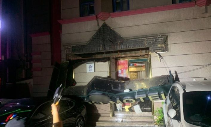 지난 26일 오후 9시20분께 태풍 ‘바비’에 의해 전북 남원시 향교동의 한 모텔 간판이 떨어져 주차된 차량 2대가 파손된 모습. [연합]