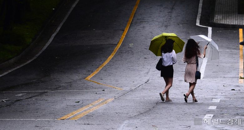 [헤럴드경제=박해묵 기자] 8호 태풍 '바비'가 27일 새벽 한반도에 상륙해 북상하고 있다. 강풍과 비가 내리는 가운데 시민들이 서울 서초구 인근으로 출근을 서두르고 있다.