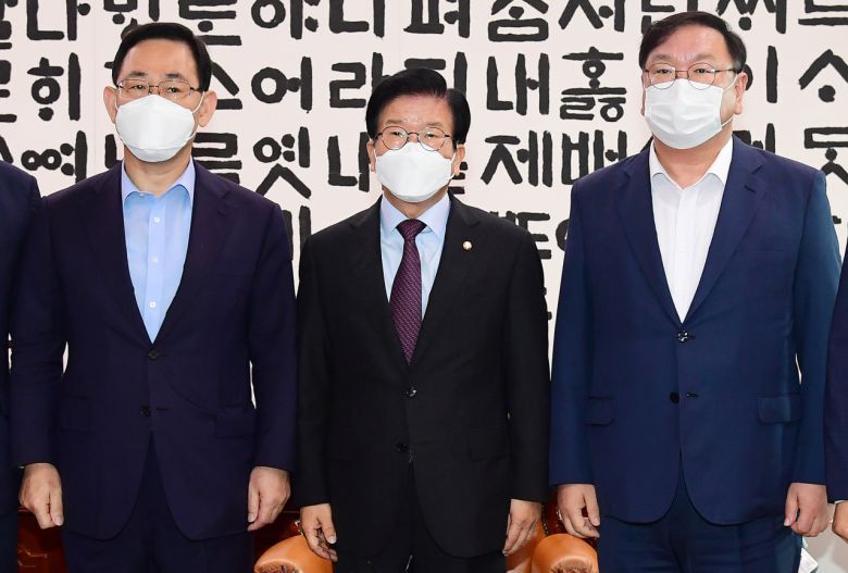 26일 국회 의장실에서 열린 정례회동에 참석한 박병석 국회의장(가운데)과 주호영 미래통합당 원내대표(왼쪽), 김태년 더불어민주당 원내대표가 기념 촬영을 하고 있다. [연합]