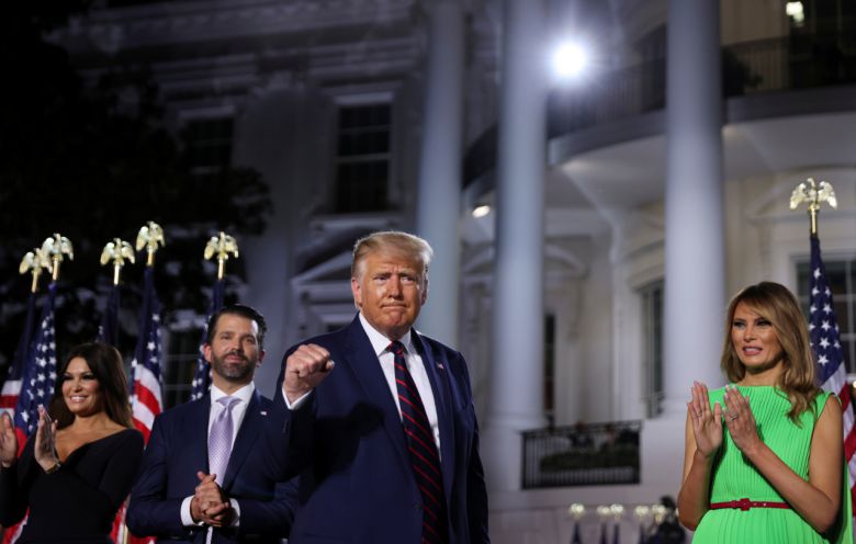 도널드 트럼프 미국 대통령(오른쪽 두 번째)이 27일(현지시간) 백악관에서 한 대선후보 수락연설 후 지지자들의 환호에 답하고 있다. [로이터]