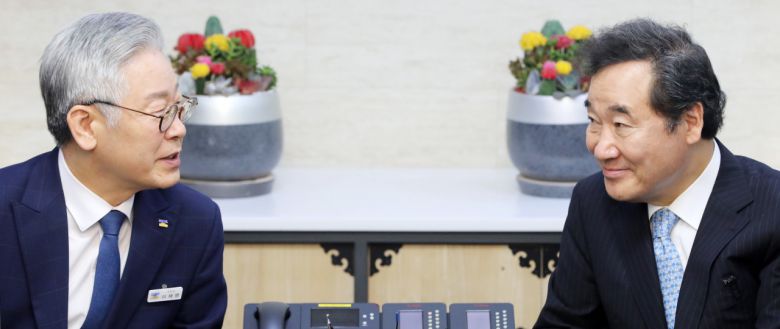 이낙연 더불어민주당 당 대표 후보와 이재명 경기지사가 30일 오전 경기도청에서 만나 간담회를 갖고 있다. [연합]