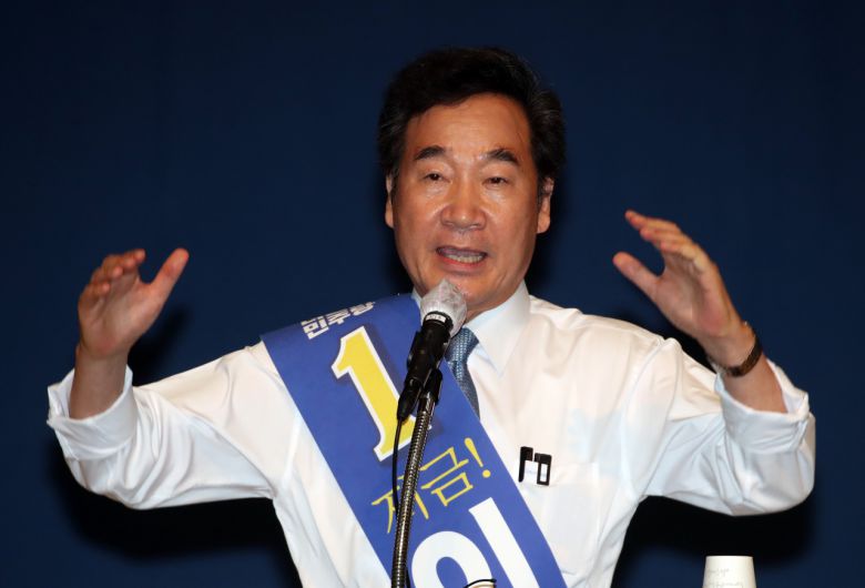 29일 열린 더불어민주당 제4차 전국대의원대회에서 신임 당대표로 선출된 이낙연 의원 이 대표가 지난 2일 오후 대구 북구 엑스코에서 열린 합동연설회에서 지지를 호소하고 있다. [연합]