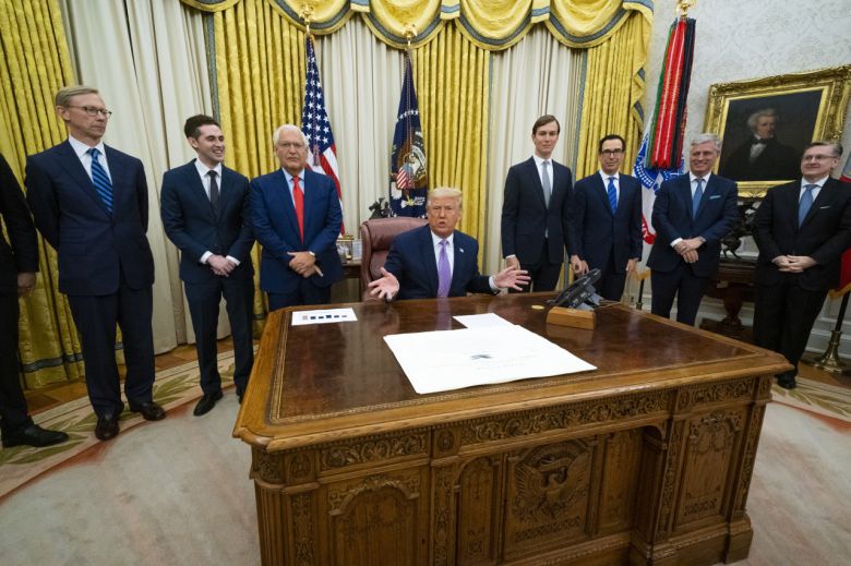 도널드 트럼프 미국 대통령이 13일(현지시간) 백악관에서 이스라엘과 아랍에미리트연합(UAE)이 외교관계 회복에 합의했다고 발표하고 있다. [EPA]