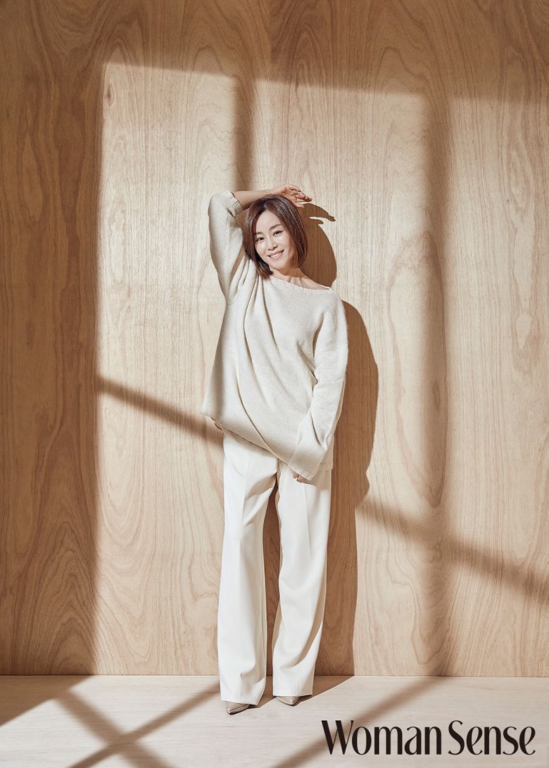 마지막으로 견미리는 배우로 활동 중인 딸 이유비, 이다인을 떠올리며 "두 딸에게 '엄마' 말고도 '선배'라는 역할을 하나 더 갖게 됐다. '참 괜찮은 선배'라는 평가를 받을 수 있도록 부끄럽지 않은 배우이자 엄마가 되고 싶다"고 소망을 전했다.