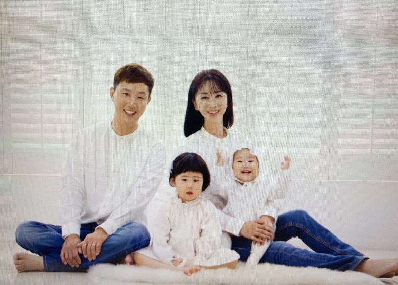 35번 도전만에 KPGA 정회원 선발전을 통과한 윤창호(왼쪽)와 가족./KPGA 제공