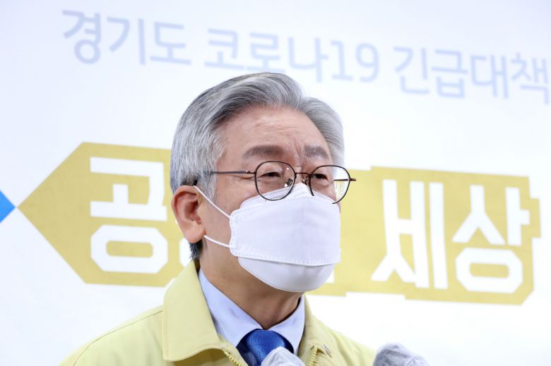 이재명 경기도지사가 20일 오전 경기도 수원시 경기도청에서 신종 코로나바이러스 감염증(코로나19) 수도권 대유행에 따른 대도민 호소 기자회견을 하고 있다. [연합]