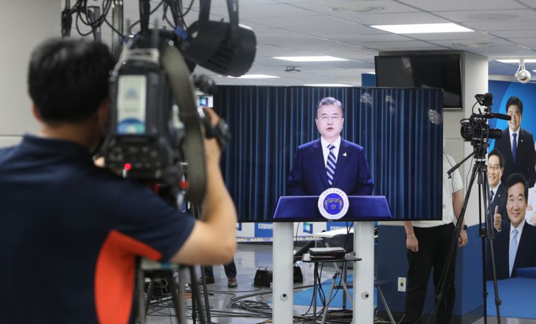 29일 오후 서울 여의도 더불어민주당 당사에서 열린 '제4차 전국대의원대회'에서 문재인 대통령이 영상으로 축사를 하고 있다. [연합]