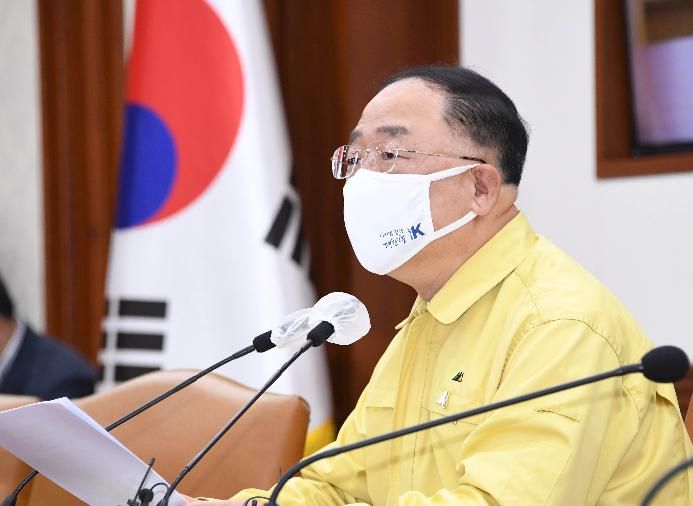 홍남기 부총리 겸 기획재정부 장관이 8월 27일 서울 광화문 정부서울청사에서 제15차 비상경제 중앙대책본부 회의를 주재하고 있다. 코로나19 재확산으로 사회적 거리두기가 2.5단계로 격상되면서 정치권을 중심으로 2차 재난지원금 지급 및 4차 추가경정예산 편성 논의가 급물살을 타고 있어 정부 경제팀의 입장 변화가 주목된다. [헤럴드DB]