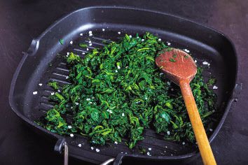 두부도 계란후라이도 요새는 이런 소리를 듣는다 “기름을 넉넉하게 붓고 튀기듯이 요리해야 맛있어요” 최근 TV 요리 프로그램에서 자주 듣는 스타 요리연구가의 말이다.