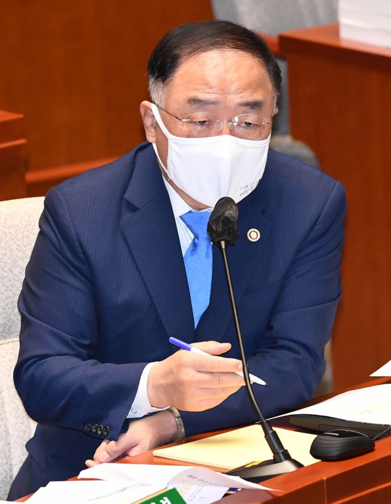 홍남기 경제부총리가 31일 오전 서울 여의도 국회에서 2019회계연도 결산 부별심사를 위해 열린 예산결산특별위원회 전체회의에서 의원질의에 답변하고 있다. [연합]